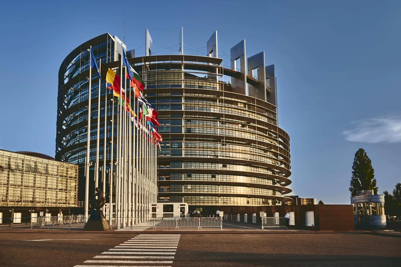 Pour rappel, le règlement européen DORA s’applique à 20 types de sociétés financières dont :